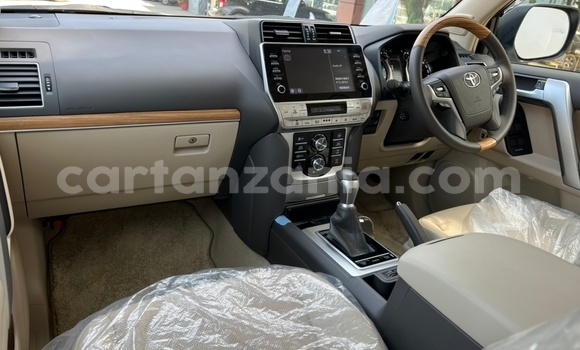 Nunua Imported Toyota Land Cruiser Prado Nyeupe Gari ndani ya Dar es Salaam nchini Dar es Salaam Nunua Imported Toyota Land Cruiser Prado Nyeupe Gari ndani ya Dar es Salaam nchini Dar es Salaam