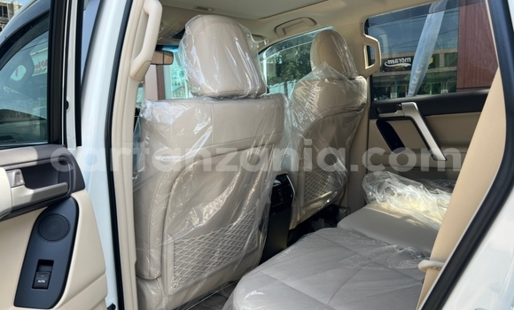 Nunua Imported Toyota Land Cruiser Prado Nyeupe Gari ndani ya Dar es Salaam nchini Dar es Salaam Nunua Imported Toyota Land Cruiser Prado Nyeupe Gari ndani ya Dar es Salaam nchini Dar es Salaam