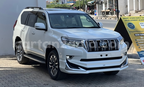 Nunua Imported Toyota Land Cruiser Prado Nyeupe Gari ndani ya Dar es Salaam nchini Dar es Salaam Nunua Imported Toyota Land Cruiser Prado Nyeupe Gari ndani ya Dar es Salaam nchini Dar es Salaam
