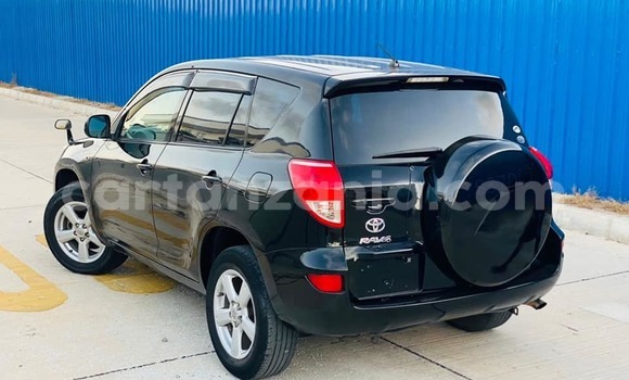 Nunua Ilio tumika Toyota RAV4 Nyeusi Gari ndani ya Dar es Salaam nchini Dar es Salaam
