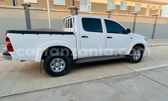 Nunua Ilio tumika Toyota Hilux Nyeupe Gari ndani ya Dar es Salaam nchini Dar es Salaam