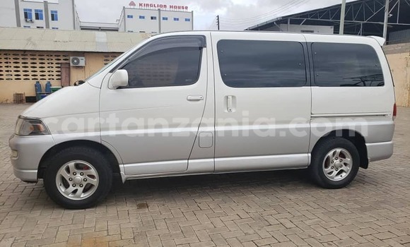 Buy Used Toyota Regius White Car in Dar es Salaam in Dar es Salaam