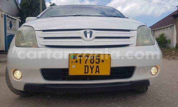 Nunua Ilio tumika Toyota IST Nyeupe Gari ndani ya Dar es Salaam nchini Dar es Salaam