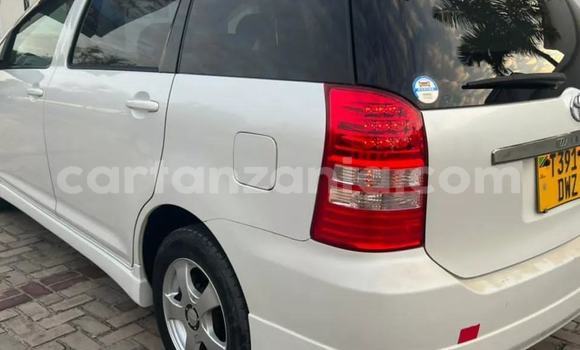 Nunua Ilio tumika Toyota Wish Nyeupe Gari ndani ya Dar es Salaam nchini Dar es Salaam