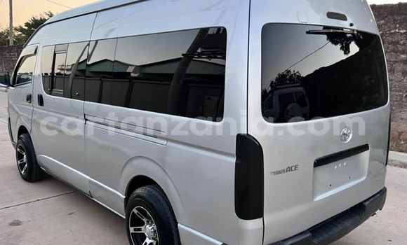 Buy Used Toyota Hiace Silver Car in Dar es Salaam in Dar es Salaam Buy Used Toyota Hiace Silver Car in Dar es Salaam in Dar es Salaam