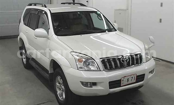 Nunua Imported Toyota Prado Nyeupe Gari ndani ya Dar es Salaam nchini Dar es Salaam
