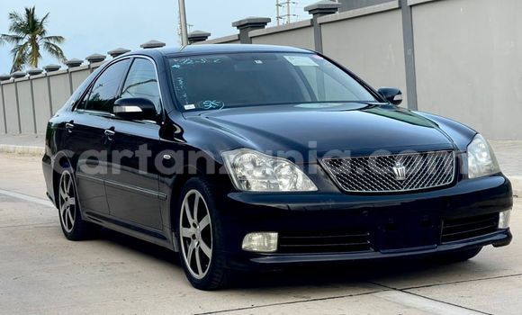 Nunua Imported Toyota Crown Nyeupe Gari ndani ya Dar es Salaam nchini Dar es Salaam