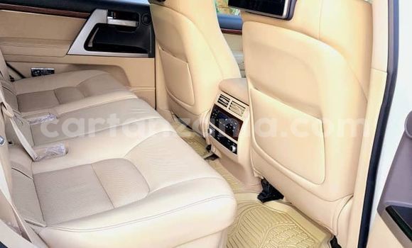 Nunua Ilio tumika Toyota Land Cruiser Nyeupe Gari ndani ya Dar es Salaam nchini Dar es Salaam Nunua Ilio tumika Toyota Land Cruiser Nyeupe Gari ndani ya Dar es Salaam nchini Dar es Salaam