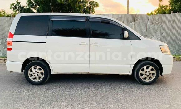 Nunua Ilio tumika Toyota Noah Nyeupe Gari ndani ya Dar es Salaam nchini Dar es Salaam
