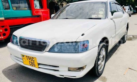 Nunua Ilio tumika Toyota Cresta Nyeupe Gari ndani ya Dar es Salaam nchini Dar es Salaam