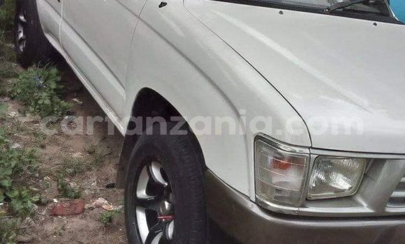 Nunua Ilio tumika Toyota Hilux Nyeupe Gari ndani ya Dar es Salaam nchini Dar es Salaam