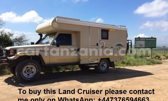 Nunua Ilio tumika Toyota Land Cruiser Beige Gari ndani ya Dar es Salaam nchini Dar es Salaam