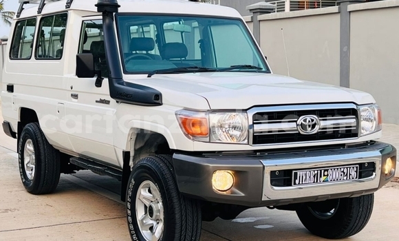 Nunua Ilio tumika Toyota Land Cruiser Nyeupe Gari ndani ya Dar es Salaam nchini Dar es Salaam