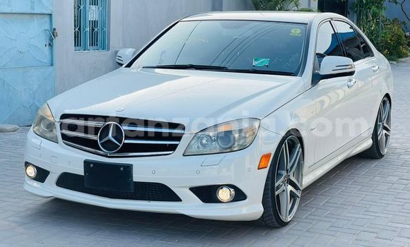 Nunua Imported Mercedes-Benz C-Classe Nyeupe Gari ndani ya Dar es Salaam nchini Dar es Salaam