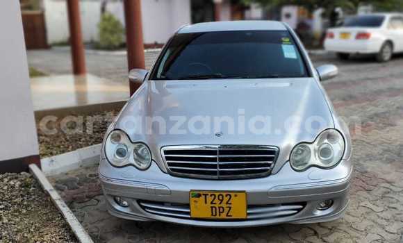 Nunua Ilio tumika Mercedes‒Benz 230 Fedha Gari ndani ya Dar es Salaam nchini Dar es Salaam