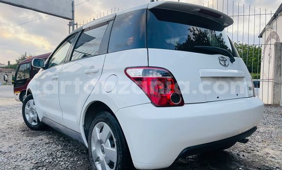 Nunua Mpya Toyota IST Nyeupe Gari ndani ya Dar es Salaam nchini Dar es Salaam
