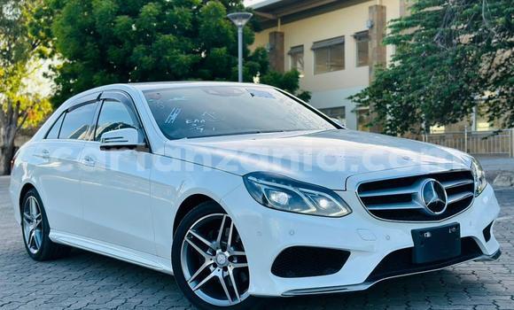 Nunua Imported Mercedes-Benz E-Classe Nyeupe Gari ndani ya Dar es Salaam nchini Dar es Salaam Nunua Imported Mercedes-Benz E-Classe Nyeupe Gari ndani ya Dar es Salaam nchini Dar es Salaam