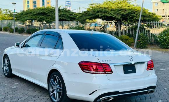 Nunua Imported Mercedes-Benz E-Classe Nyeupe Gari ndani ya Dar es Salaam nchini Dar es Salaam Nunua Imported Mercedes-Benz E-Classe Nyeupe Gari ndani ya Dar es Salaam nchini Dar es Salaam
