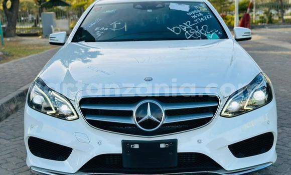 Nunua Imported Mercedes-Benz E-Classe Nyeupe Gari ndani ya Dar es Salaam nchini Dar es Salaam Nunua Imported Mercedes-Benz E-Classe Nyeupe Gari ndani ya Dar es Salaam nchini Dar es Salaam