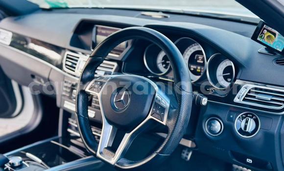 Nunua Imported Mercedes-Benz E-Classe Nyeupe Gari ndani ya Dar es Salaam nchini Dar es Salaam Nunua Imported Mercedes-Benz E-Classe Nyeupe Gari ndani ya Dar es Salaam nchini Dar es Salaam