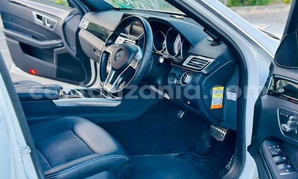 Nunua Imported Mercedes-Benz E-Classe Nyeupe Gari ndani ya Dar es Salaam nchini Dar es Salaam Nunua Imported Mercedes-Benz E-Classe Nyeupe Gari ndani ya Dar es Salaam nchini Dar es Salaam