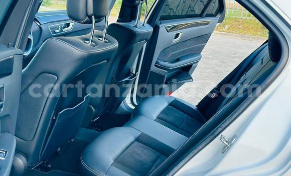 Nunua Imported Mercedes-Benz E-Classe Nyeupe Gari ndani ya Dar es Salaam nchini Dar es Salaam Nunua Imported Mercedes-Benz E-Classe Nyeupe Gari ndani ya Dar es Salaam nchini Dar es Salaam