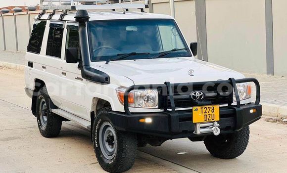 Buy Used Toyota Land Cruiser White Car in Dar es Salaam in Dar es Salaam