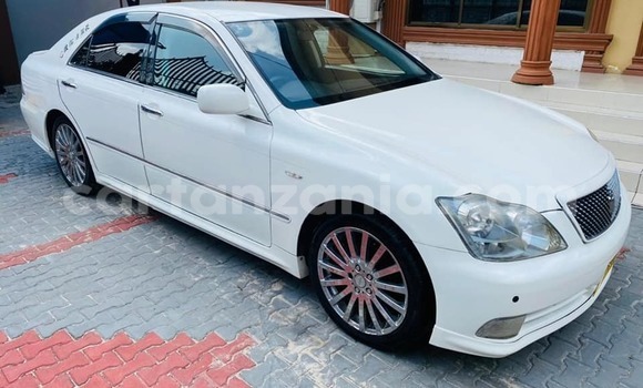 Buy Used Toyota Crown White Car in Dar es Salaam in Dar es Salaam Buy Used Toyota Crown White Car in Dar es Salaam in Dar es Salaam