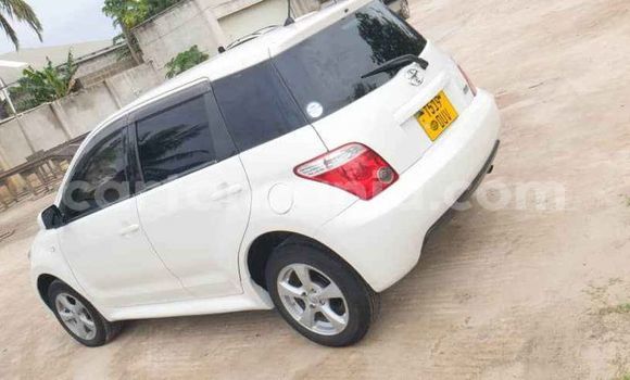 Nunua Ilio tumika Toyota IST Nyeupe Gari ndani ya Dar es Salaam nchini Dar es Salaam