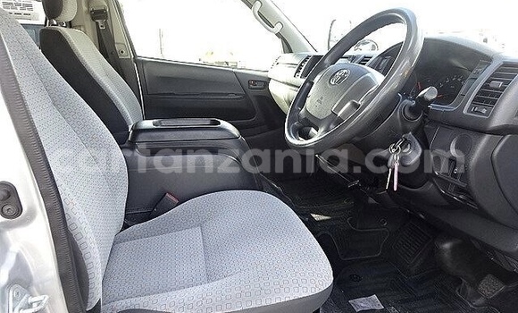 Nunua Ilio tumika Toyota Hiace Fedha Gari ndani ya Iramba nchini Singida Nunua Ilio tumika Toyota Hiace Fedha Gari ndani ya Iramba nchini Singida