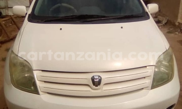 Buy Used Toyota IST White Car in Bariadi in Simiyu