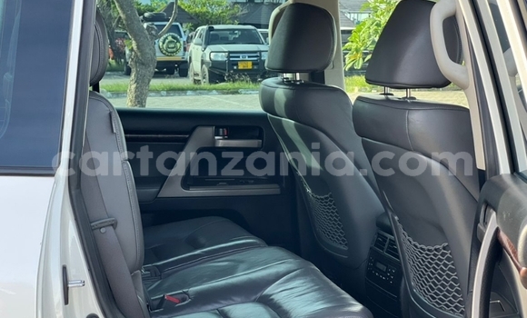 Nunua Ilio tumika Toyota Land Cruiser Nyeupe Gari ndani ya Dar es Salaam nchini Dar es Salaam Nunua Ilio tumika Toyota Land Cruiser Nyeupe Gari ndani ya Dar es Salaam nchini Dar es Salaam