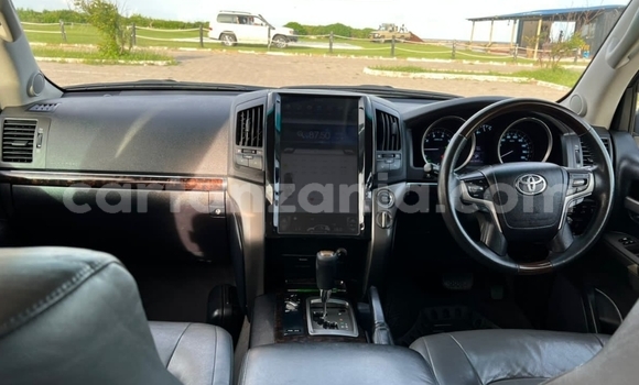 Nunua Ilio tumika Toyota Land Cruiser Nyeupe Gari ndani ya Dar es Salaam nchini Dar es Salaam Nunua Ilio tumika Toyota Land Cruiser Nyeupe Gari ndani ya Dar es Salaam nchini Dar es Salaam