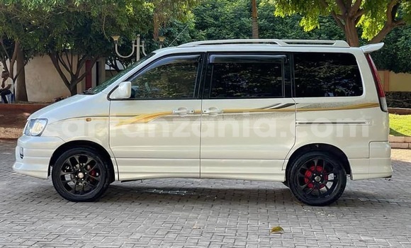 Buy Used Toyota Noah White Car in Dar es Salaam in Dar es Salaam