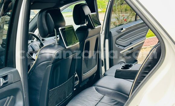 Nunua Imported Mercedes‒Benz C–Class Nyeupe Gari ndani ya Dar es Salaam nchini Dar es Salaam Nunua Imported Mercedes‒Benz C–Class Nyeupe Gari ndani ya Dar es Salaam nchini Dar es Salaam