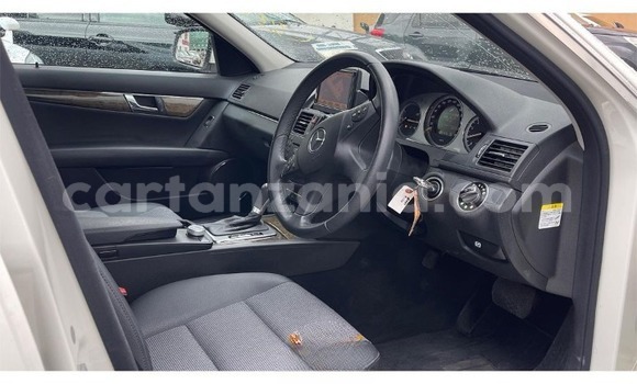 Nunua Imported Mercedes-Benz C-Classe Nyeupe Gari ndani ya Dar es Salaam nchini Dar es Salaam Nunua Imported Mercedes-Benz C-Classe Nyeupe Gari ndani ya Dar es Salaam nchini Dar es Salaam