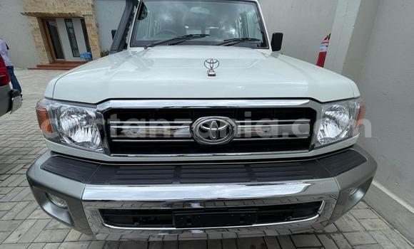 Nunua Ilio tumika Toyota Land Cruiser Nyeupe Gari ndani ya Dar es Salaam nchini Dar es Salaam