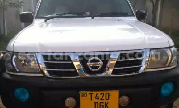 Nunua Ilio tumika Nissan Patrol Nyeupe Gari ndani ya Dar es Salaam nchini Dar es Salaam