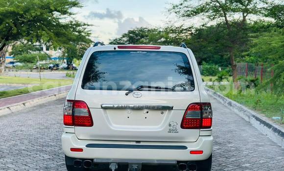 Nunua Imported Toyota Land Cruiser Nyeupe Gari ndani ya Dar es Salaam nchini Dar es Salaam Nunua Imported Toyota Land Cruiser Nyeupe Gari ndani ya Dar es Salaam nchini Dar es Salaam
