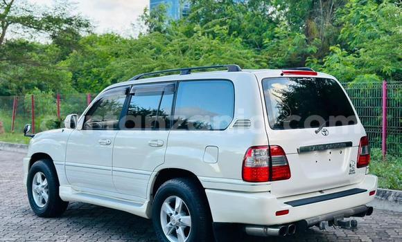 Nunua Imported Toyota Land Cruiser Nyeupe Gari ndani ya Dar es Salaam nchini Dar es Salaam Nunua Imported Toyota Land Cruiser Nyeupe Gari ndani ya Dar es Salaam nchini Dar es Salaam