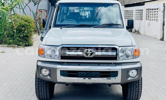 Buy Used Toyota Land Cruiser White Car in Dar es Salaam in Dar es Salaam