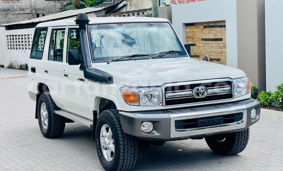 Nunua Ilio tumika Toyota Land Cruiser Nyeupe Gari ndani ya Dar es Salaam nchini Dar es Salaam Nunua Ilio tumika Toyota Land Cruiser Nyeupe Gari ndani ya Dar es Salaam nchini Dar es Salaam