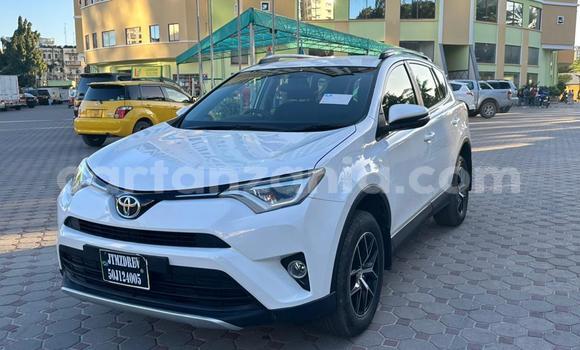 Nunua Imported Toyota RAV4 Nyeupe Gari ndani ya Dar es Salaam nchini Dar es Salaam