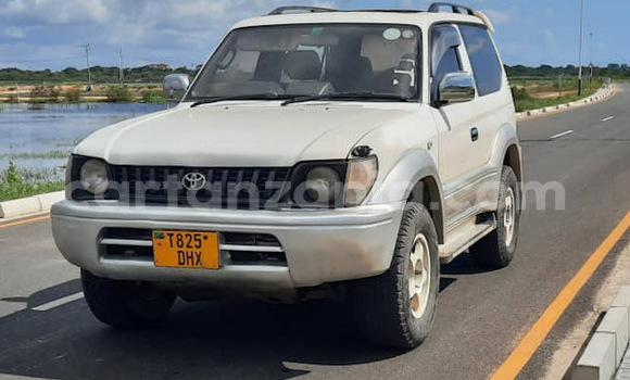 Nunua Ilio tumika Toyota Prado Nyeupe Gari ndani ya Dar es Salaam nchini Dar es Salaam