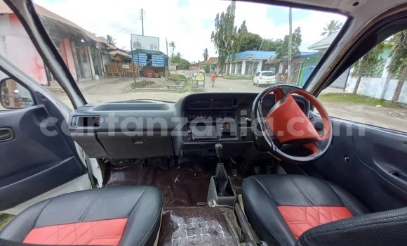 Nunua Ilio tumika Toyota Hiace Nyeupe Gari ndani ya Dar es Salaam nchini Dar es Salaam Nunua Ilio tumika Toyota Hiace Nyeupe Gari ndani ya Dar es Salaam nchini Dar es Salaam