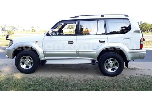 Nunua Ilio tumika Toyota Land Cruiser Prado Nyeupe Gari ndani ya Dar es Salaam nchini Dar es Salaam Nunua Ilio tumika Toyota Land Cruiser Prado Nyeupe Gari ndani ya Dar es Salaam nchini Dar es Salaam