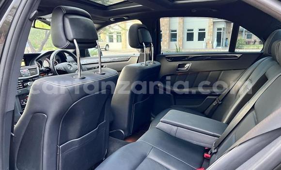 Nunua Ilio tumika Mercedes-Benz E-Classe Nyeusi Gari ndani ya Dar es Salaam nchini Dar es Salaam Nunua Ilio tumika Mercedes-Benz E-Classe Nyeusi Gari ndani ya Dar es Salaam nchini Dar es Salaam