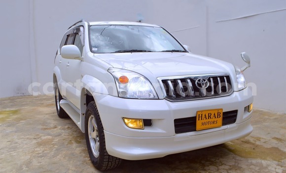 Nunua Imported Toyota Land Cruiser Prado Nyeupe Gari ndani ya Mwanza nchini Mwanza