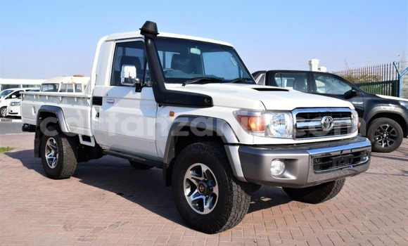 Nunua Imported Toyota Land Cruiser Nyeupe Gari ndani ya Dar es Salaam nchini Dar es Salaam
