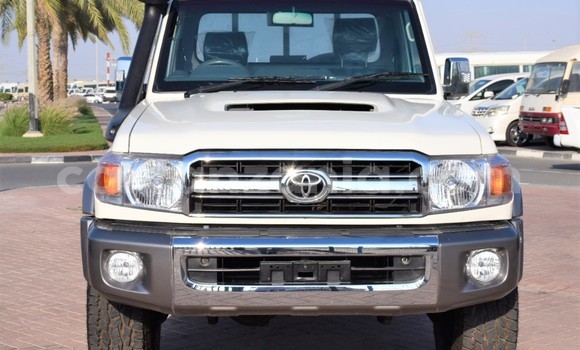 Nunua Imported Toyota Land Cruiser Nyeupe Gari ndani ya Dar es Salaam nchini Dar es Salaam Nunua Imported Toyota Land Cruiser Nyeupe Gari ndani ya Dar es Salaam nchini Dar es Salaam